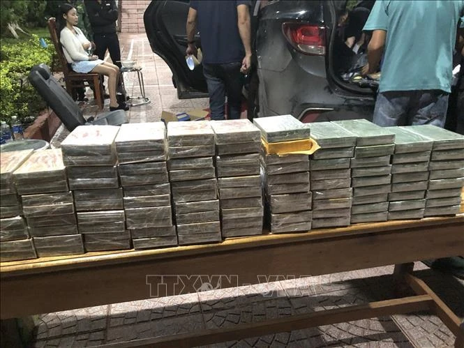 Cinq trafiquants lao de 100 pains d'héroïne du Laos au Vietnam arrêtés en flagrant délit. Photo: VNA