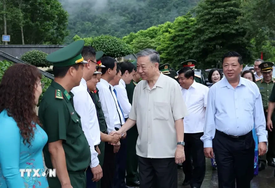Le président To Lam et les délégués présents au vestige national spécial de Pac Bo, commune de Truong Ha, district de Ha Quang. Photo: VNA
