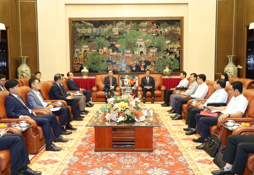Le secrétaire du Comité du Parti pour la province de Hung Yên (Nord), Nguyen Huu Nghia, reçoit l’ambassadeur de République de Corée au Vietnam, Choi Youngsam. Photo: baohungyen.vn