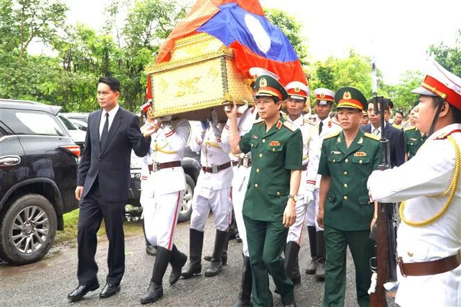 Cérémonie pour rapatrier les restes de douze soldats volontaires et experts vietnamiens tombés au champ d’honneur. Photo: VNA
