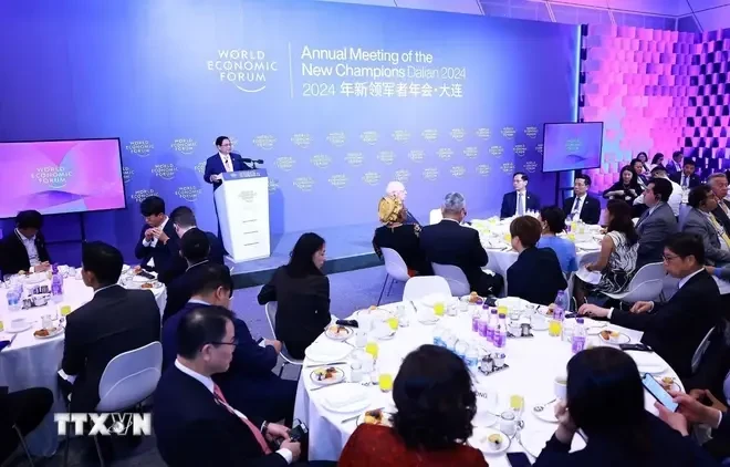 Le Premier ministre dialogue avec les grands groupes du WEF à Dalian. Photo: VNA