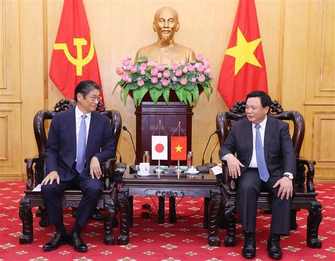 Le membre du Bureau politique, Nguyên Xuân Thang, président du Conseil théorique central et directeur de l'Académie nationale de politique Hô Chi Minh reçoit l'ambassadeur du Japon au Vietnam, Ito Naoki. Photo: VNA