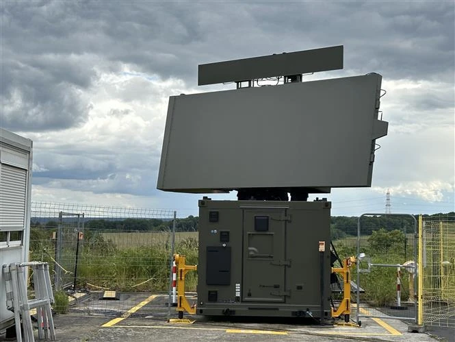 Un produit fabriqué par Thales, un groupe d'électronique français spécialisé dans l'aérospatial, la défense, la sécurité et le transport terrestre. Photo: VNA