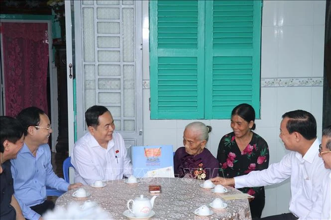 Le président de l'Assemblée nationale Trân Thanh Mân (3e à gauche) offre des cadeaux à la Mère héroïne Trân Thi Hai, domiciliée dans le quartier de Phu Thu, arrondissement de Cai Rang. Photo: VNA