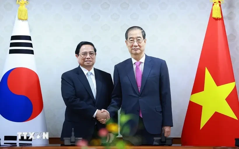 Les deux Premiers ministres vietnampien et sud-coréen, Pham Minh Chinh (gauche) et Han Duck Soo. Photo: VNA