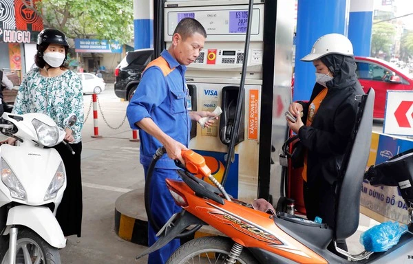 Les prix des carburants en hausse à partir du 4 juillet. Photo: VNA