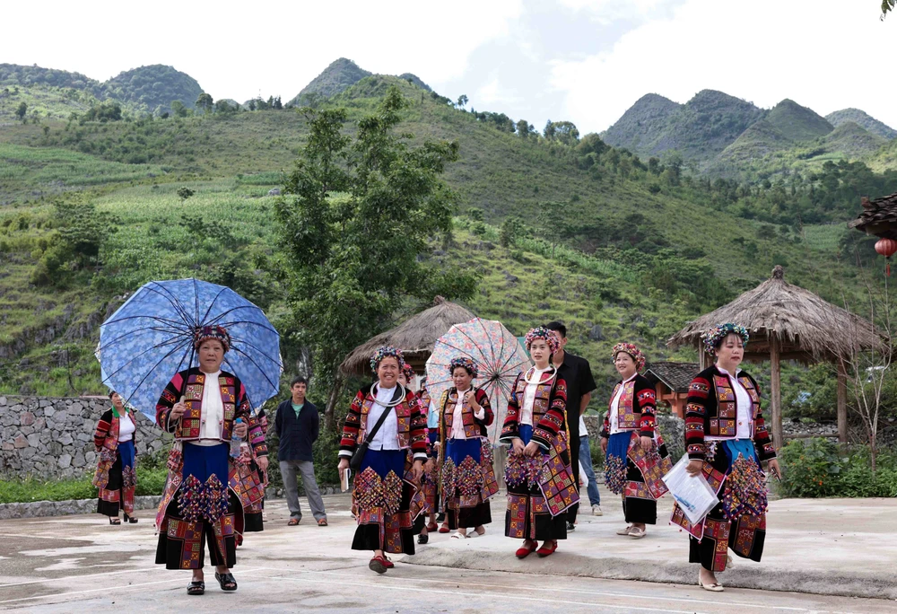 Couleurs des costumes traditionnels des Lô Lô à Hà Giang