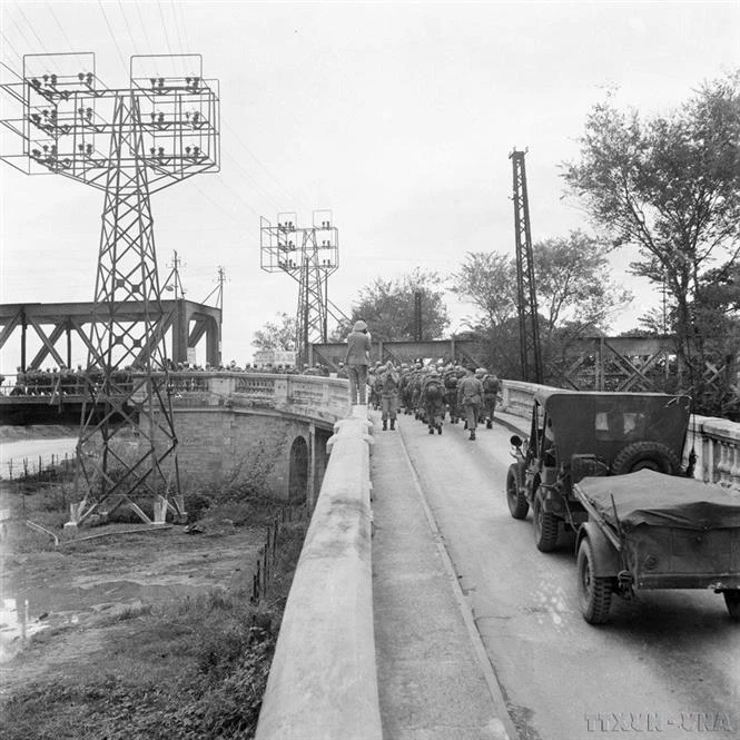 Les derniers soldats français se retirent de Hanoi en empruntant ce pont pour se rendre à Hai Phong. Photo: VNA