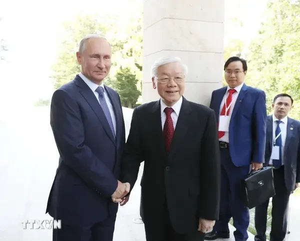 Le président russe Vladilir Poutine accueille le secrétaire général du Parti Nguyên Phu Trong, en septembre 2018. Photo: VNA