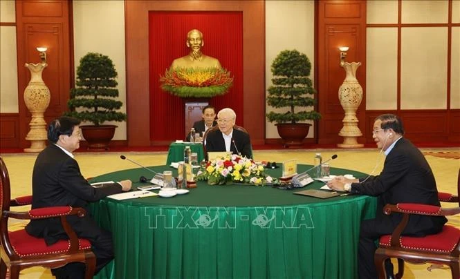 Le secrétaire général du PCV, Nguyen Phu Trong, avec le président du Parti ministre cambodgien, Samdech Techo Hun Sen, et le secrétaire général du président du Laos, Thongloun Sisoulith, au Sommet Vietnam-Cambodge-Laos, le 26 septembre 2021 à Hanoi. Photo: VNA