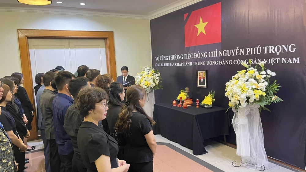 L'ambassade du Vietnam en Indonésie a ouvert le 25 juillet, un registre de condoléances et organisé une cérémonie funéraire du secrétaire général du Comité central du Parti communiste du Vietnam Nguyên Phu Trong. Photo: VNA