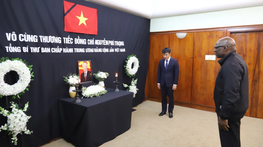 Le secrétaire général du Parti communiste sud-africain (SACP), Solly Mapaila, vient au siège de l’ambassade du Vietnam en Afrique du Sud, pour rendre hommage et écrire dans le registre de condoléances à la mémoire du secrétaire général du Parti Nguyên Phu Trong. Photo: VNA