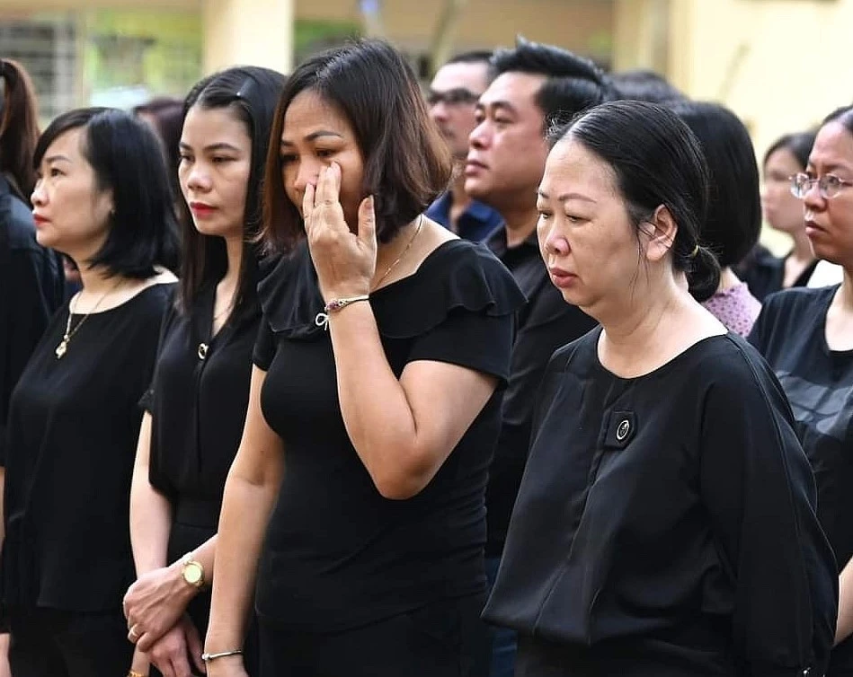 Des habitants dans tout le pays expriment leurs infinies condoléances. Photo: VNA