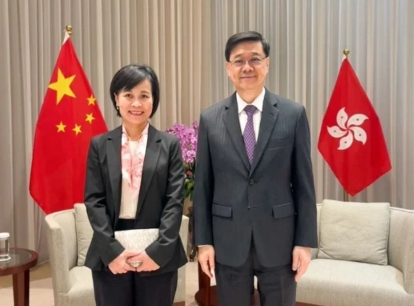 La consule générale du Vietnam à Hong Kong et à Ma Cao (Chine), Lê Duc Hanh, et le chef de l'exécutif de la région administrative spéciale de Hong Kong (Chine), Lee Ka-chiu. Photo: VNA