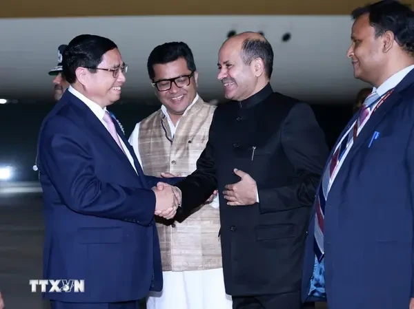 Le Premier ministre Pham Minh Chinh (gauche) à l'aéroport de Palam, en Inde. Photo: VNA