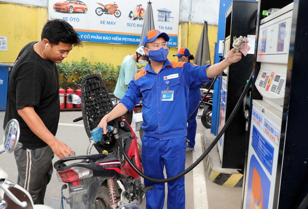 Baisse des prix des carburants à partir de jeudi après-midi. Photo: VNA