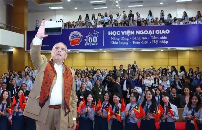 Le président du Timor Leste, José Ramos-Horta, rencontre les étudiants de l'Académie diplomatique à hanoi. Photo: VNA