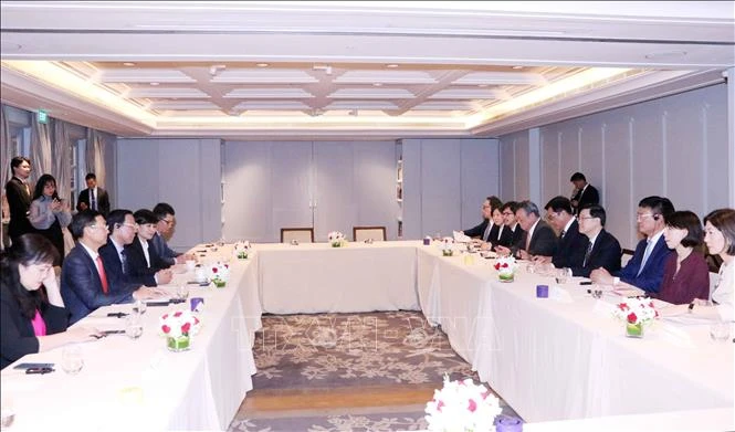 Le rencontre entre Phan Van Mai, président du Comité populaire de Hô Chi Minh-Ville et Lee Ka-chiu, chef de l’exécutif de la région administrative spéciale de Hong Kong (Chine), le 2 août dans la ville. Photo : VNA