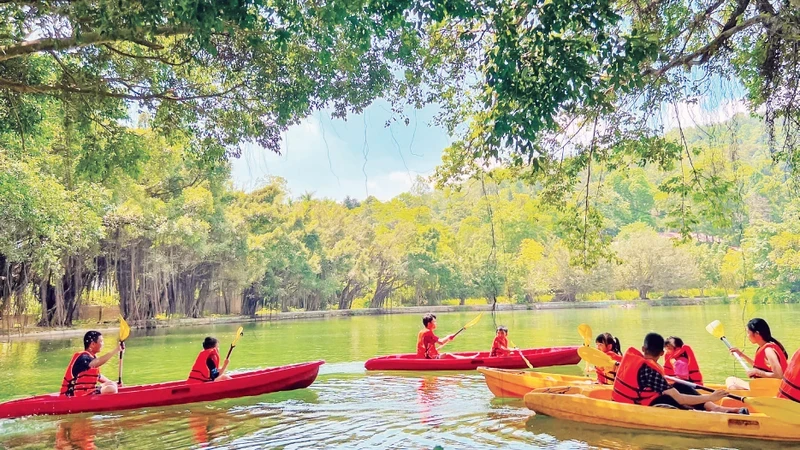 Des touristes font du kayak à la zone touristique Khoang Xanh-Suôi Tiên à Hanoi. Photo: nhandan.vn