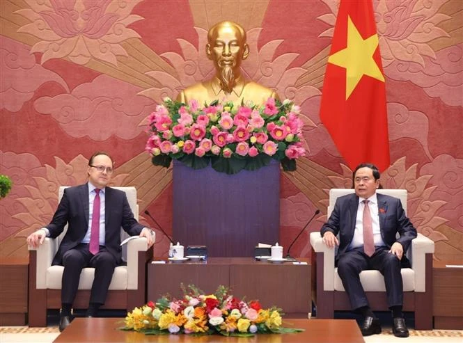 Le président de l'Assemblée nationale (AN), Trân Thanh Mân (droite), reçoit à Hanoi, l'ambassadeur de Russie au Vietnam Gennady Bezdetko.