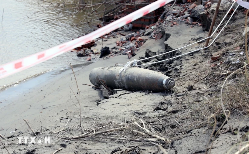 Découverture d’une bombe laissée par la guerre à Phu Tho. Photo: VNA