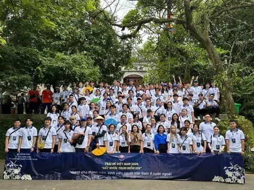 Les jeunes Vietnamiens d’outre-mer commémorent les rois Hung. Photo : VNA