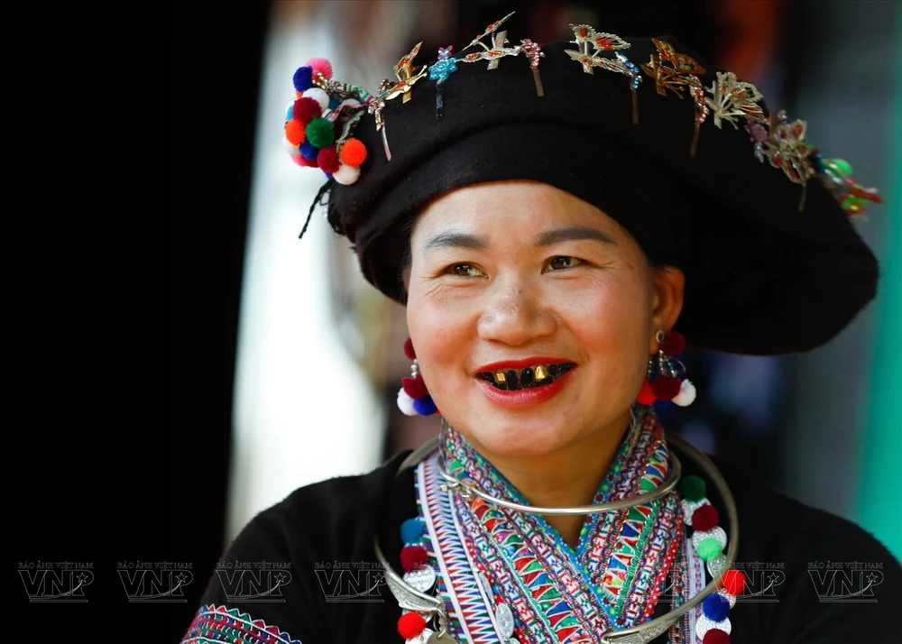 La tradition de teindre les dentes noirs de la femme de l’ethnie lao 