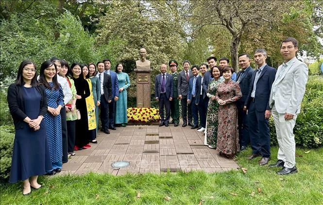 Le personnel de l'ambassade du Vietnam en France dépose une couronne de fleurs au pied du buste du Président Hô Chi Minh au parc Montreau à Montreuil. Photo: VNA