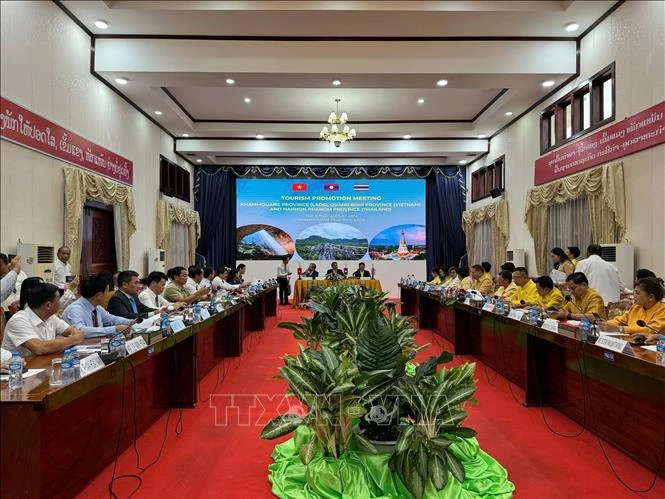 La conférence de promotion du tourisme entre les provinces de Quang Binh (Vietnam), Khammouane (Laos) et Nakhon Phanom (Thaïlande). Photo: VNA