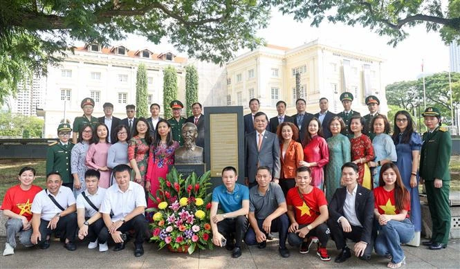 Le personnel de l'ambassade du Vietnam à Singapour et des agences de représentation du Vietnam et les représentants de la communauté vietnamienne à Singapour est venu offrir des fleurs à la statue de l'Oncle Hô au Musée des civilisations asiatiques. Photo: VNA