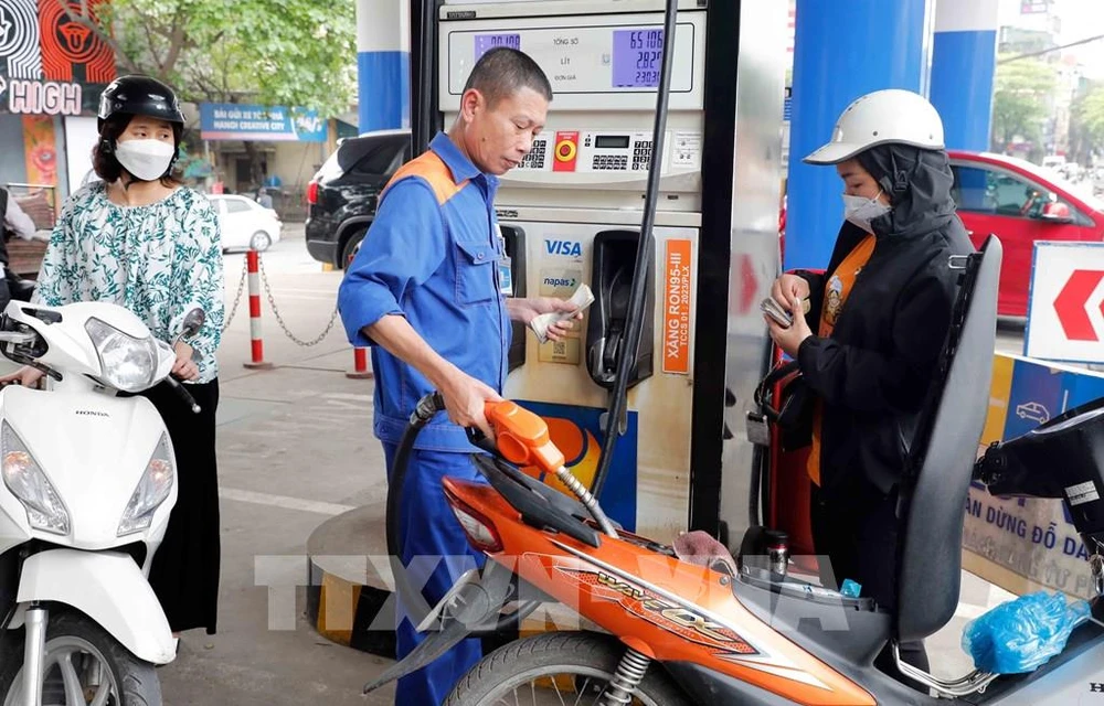 Les prix des carburants continuent à baisser à partir du 5 septembre. Photo: VNA