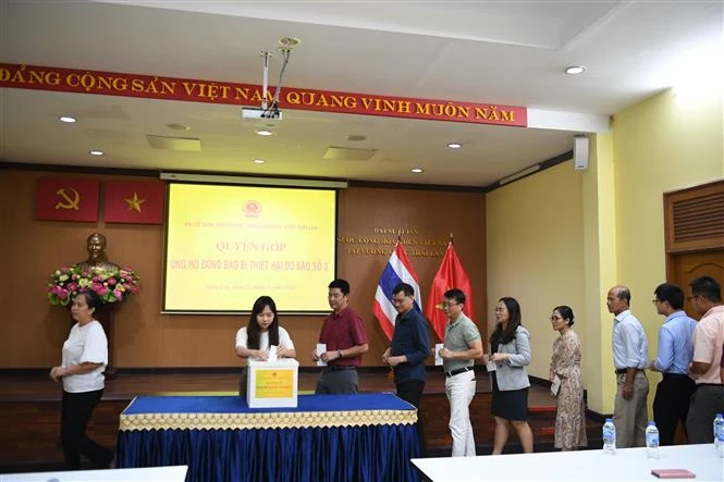 L'ambassade du Vietnam en Thaïlande organise une activité de collecte de fonds pour soutenir les habitants dans la région du Nord du pays qui ont subi des dommages causés par le typhon Yagi. Photo: VNA