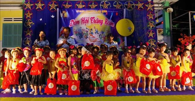 Les enfants de Truong Sa reçoivcent des cadeaux à l'occasion de la Fête de la Mi-Automne. Photo: VNA