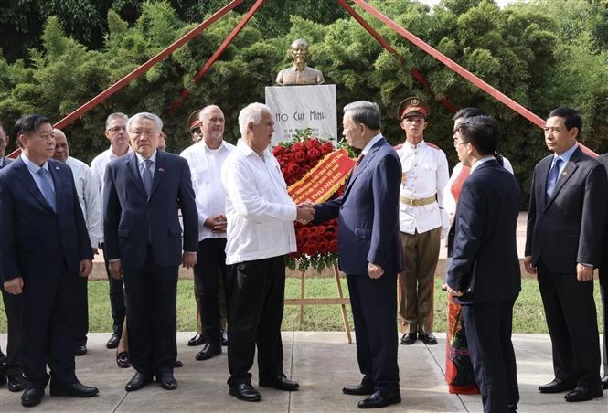 Le dirigeant Tô Lâm dépose une gerbe de fleurs devant la statue monumentale du Président Hô Chi Minh à La Havane. Photo: VNA