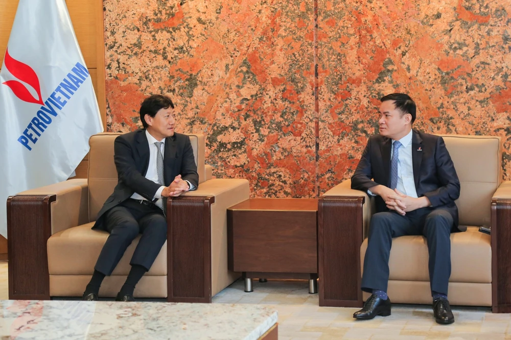 Le directeur général du groupe national gazo-pétrolier du Vietnam (Petrovietnam - PVN), Lê Ngoc Son (droite), et le président et directeur général de la société japonaise d'exploration et de production pétrolière Mitsui (MOECO), Harada Hidenori. Photo: petrotimes.vn