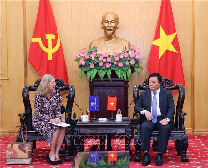 Nguyên Xuân Thang, membre du Bureau politique, président de l'Académie nationale de politique Hô Chi Minh (HCMA), également président du Conseil théorique central (droite), reçoit Mariam Sherman, directrice nationale de la Banque mondiale (BM) pour le Vietnam. Photo: VNA