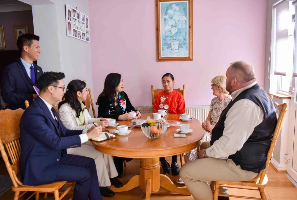 La vice-ministre des Affaires étrangères (AE), présidente du Comité d'État chargé des résidents vietnamiens à l'étranger, Lê Thi Thu Hang rendre visite à la famille de Monsieur et madame Eamon McMullen qui ont adopté Ngô Huong Thao, âgée de 17 ans. Photom ministère vietnamien des AE