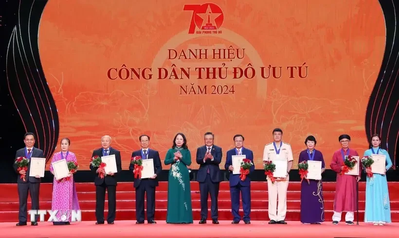 La vice-présidente de la République Vo Thi Anh Xuân et le président du Comité populaire municipal Trân Sy Thanh ont décerné le tire « Citoyens d’élite » de 2024 à dix individus. Photo. VNA