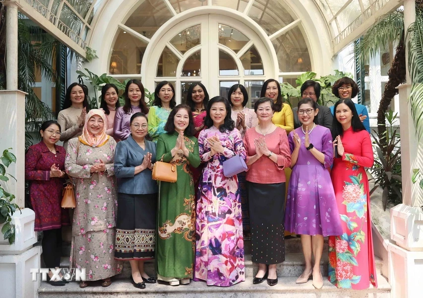 Ngô Phuong Ly, épouse du secrétaire général et président To Lam, rencontre le comité exécutif du Groupe des femmes de la Communauté aséanienne (AWCH) et des invités. Photo: VNA