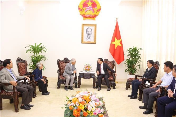 Le vice-Premier ministre Trân Hông Ha areçoit le professeur Trân Thanh Vân et son épouse, la professeure Lê Minh Ngoc, ainsi que des scientifiques du Centre international pour la science et l'éducation interdisciplinaires. Photo: VNA