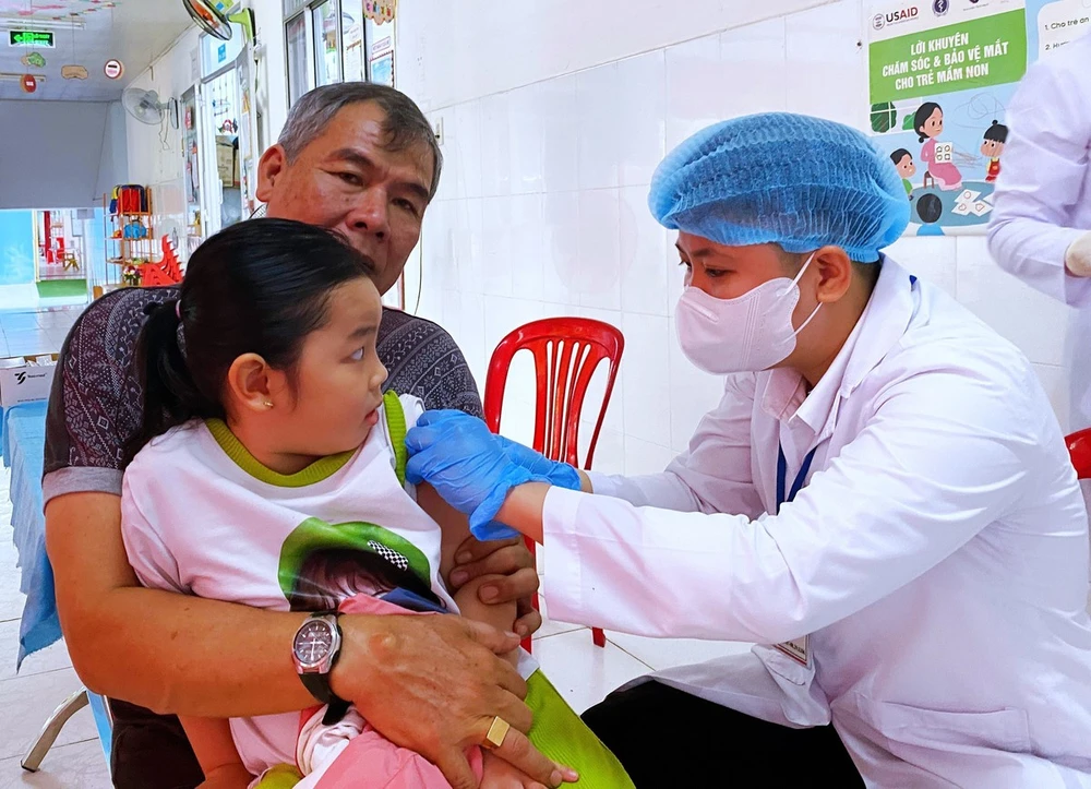 Hanoi débute la vaccination contre la rougeole pour les enfants de 1 à 5 ans. Photo: VNA