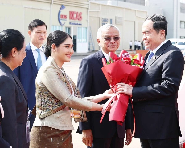 Le président de l'Assemblée nationale (AN) du Vietnam Trân Thanh Mân à l'aéroport international de Wattay, à Vientiane. Photo: VNA