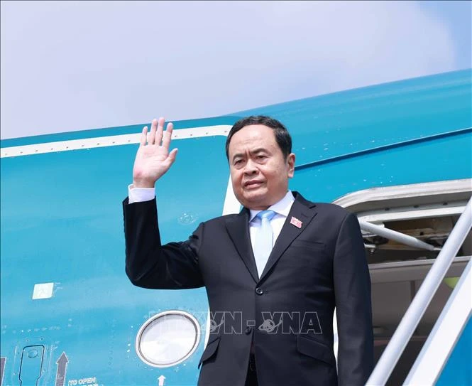 Le président de l'Assemblée nationale (AN) du Vietnam Trân Thanh Mân quitte Hanoi pour effectuer une visite officielle au Laos et participer à la 45e Assemblée générale de l'Assemblée interparlementaire de l'ASEAN (AIPA-45) de trois jours. Une tournée à l’invitation du président de l'AN du Laos Saysomphone Phomvihane, président de l'AIPA. Photo: VNA