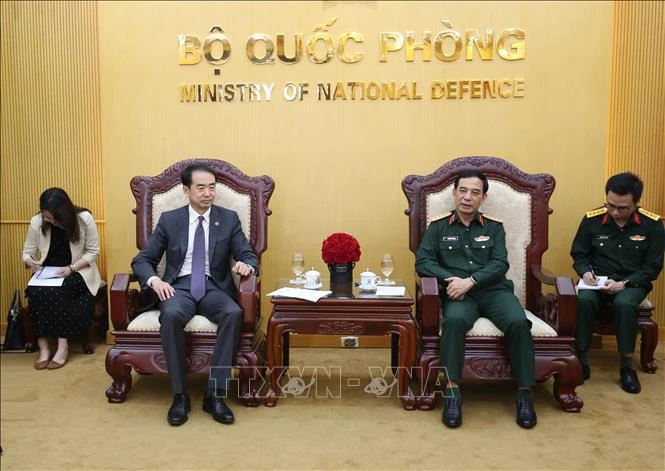 Le général Phan Van Giang, ministre de la Défense (droite) et l’ambassadeur de Chine au Vietnam, He Wei. Photo: VNA