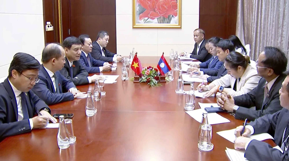 Le président de la Commission de la culture et de l'éducation de l’Assemblée nationale (AN) du Vietnam, Nguyên Dac Vinh, lors d'une séance de travail avec le président de la Commission socio-culturelle de l’AN du Laos, Bounta Theppavong. Photo: VNA