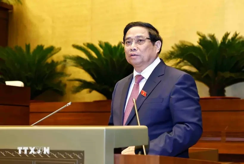 Le Premier ministre Pham Minh Chinh présente le Rapport sur les résultats de la mise en œuvre du Plan de développement socio-économique 2024 et du Plan de développement socio-économique prévu pour 2025 à l’ouverture de la 8e session de la 15e Assemblée nationale (AN). Photo: VNA