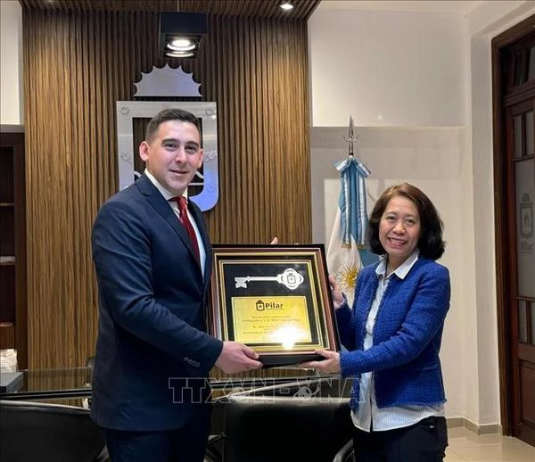 e maire de la ville de Pilar, Leopoldo Grumstrup décerne le certificat « Clé honoraire » de Pilar à l'ambassadrice du Vietnam en Argentine, Ngô Minh Nguyêt. Photo: VNA