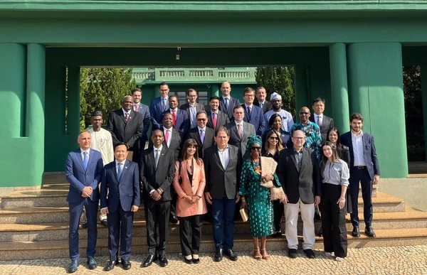 Le vice-gouverneur de l'État de Goiás, Daniel Elias Carvalho Vilela et les ambassadeurs des pays au Brésil. photo: Ambassade du Vietnam au Brésil