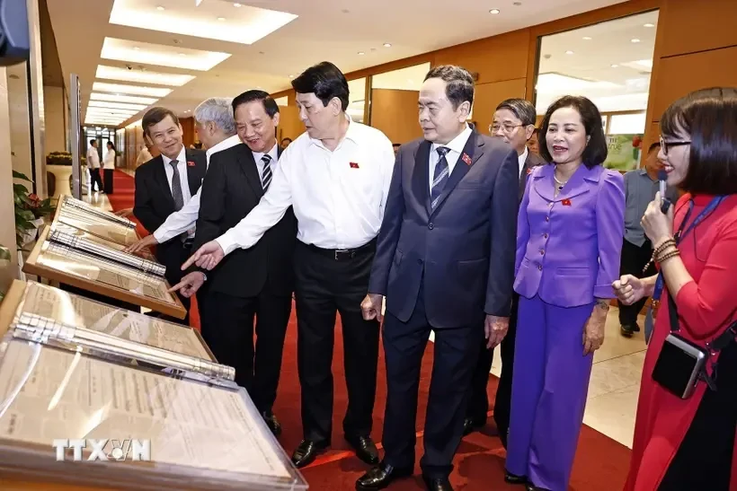 Le président de la République, Luong Cuong (chemise blanche), le président de l'Assemblée nationale (AN), Trân Thanh Mân, et d'autres dirigeants à l'exposition. Photo: VNA