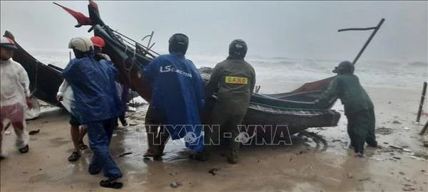 Aider des pêcheurs à protéger leurs bateaux. Photo: VNA